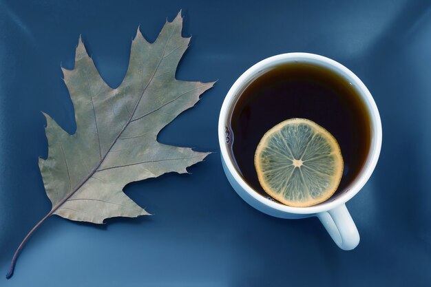 Bianco tazza di tè al limone e alle erbe