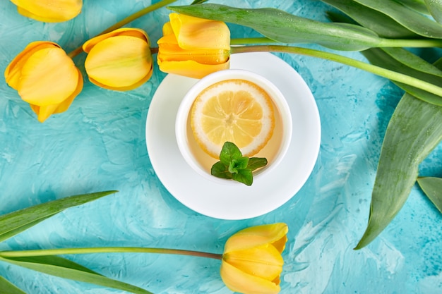 Bianco tazza di tè al limone