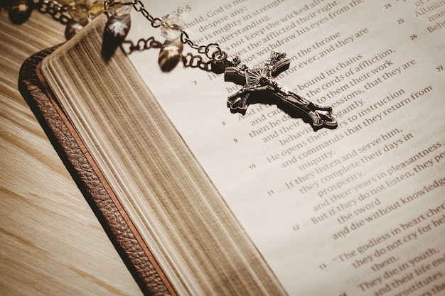 Bibbia aperta e crocifisso d'argento