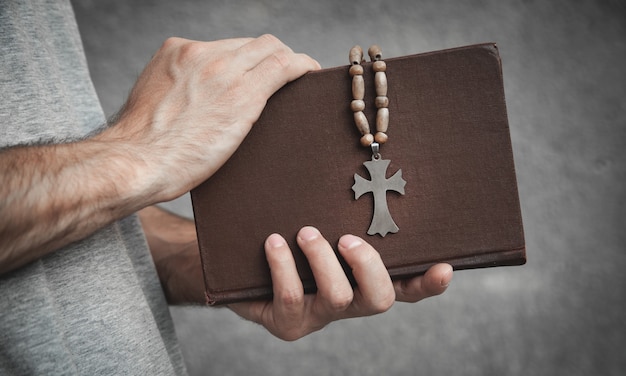 Bibbia della holding dell'uomo caucasico. Religione