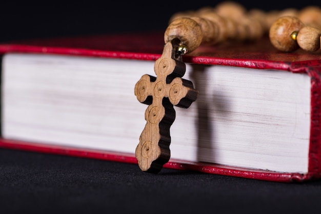 Bibbia e croce in concetto religioso