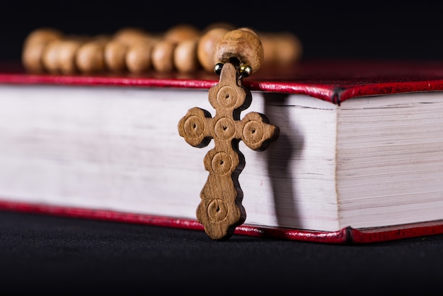 Bibbia e croce in concetto religioso