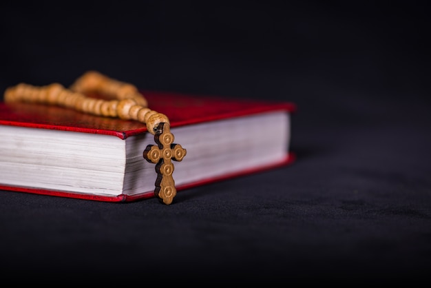 Bibbia e croce in concetto religioso