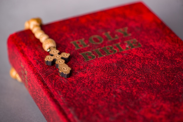 Bibbia e croce in concetto religioso