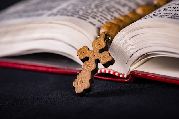 Bibbia e croce in religioso