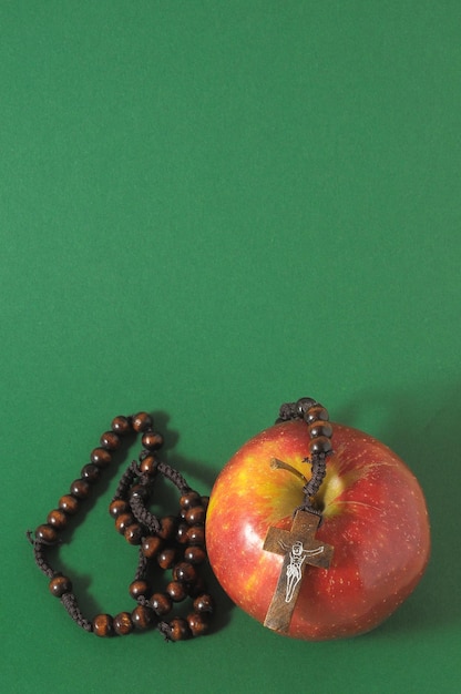 Bibbia Eva's Sin Red Apple su uno sfondo colorato