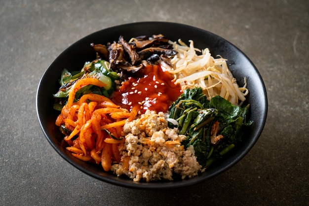 Bibimbap, insalata piccante coreana con ciotola di riso - stile di cibo tradizionalmente coreano