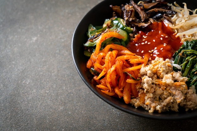 Bibimbap, insalata piccante coreana con ciotola di riso - stile di cibo tradizionalmente coreano