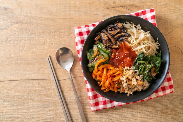 Bibimbap, insalata piccante coreana con ciotola di riso