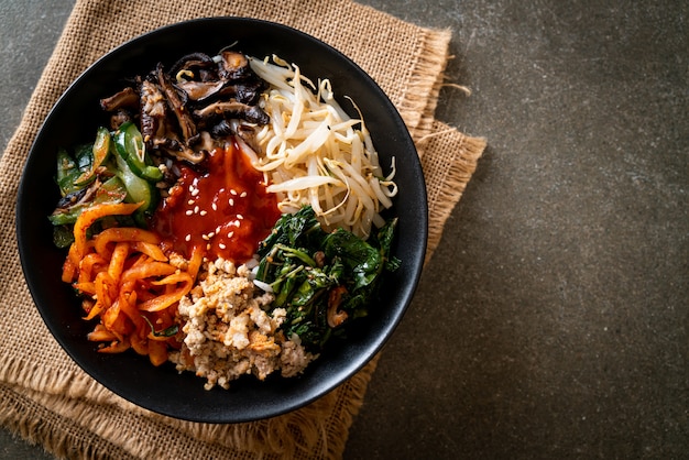 Bibimbap, insalata piccante coreana con ciotola di riso