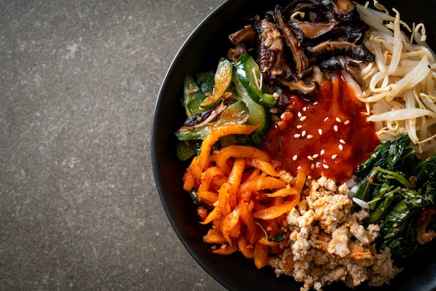 Bibimbap, insalata piccante coreana con ciotola di riso