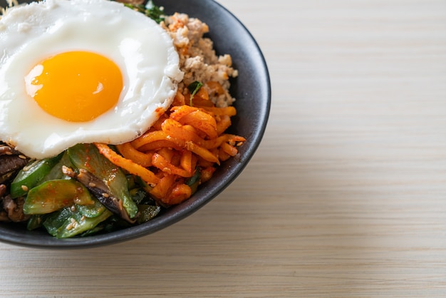 Bibimbap, insalata piccante coreana con riso e uovo fritto - stile alimentare tradizionalmente coreano