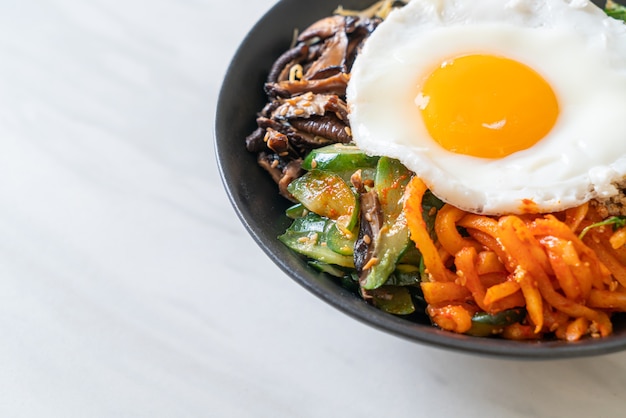 Bibimbap, insalata piccante coreana con riso e uovo fritto