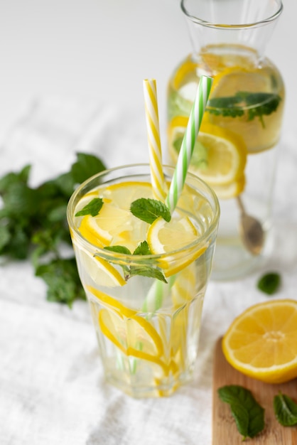 Bicchiere ad alto angolo con fettine di limone