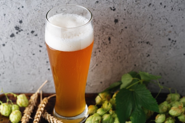 Bicchiere alto di birra di frumento sul tavolo