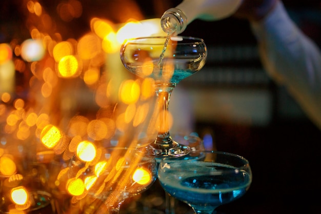 bicchiere con champagne blu su sfondo bokeh Felice Anno Nuovo 2023