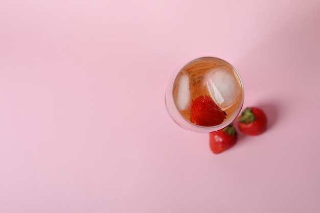 Bicchiere con cocktail Rossini su sfondo rosa