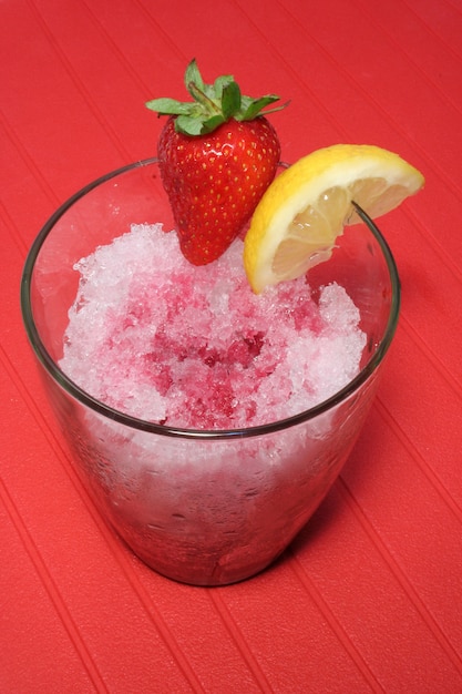 bicchiere con granita alla fragola