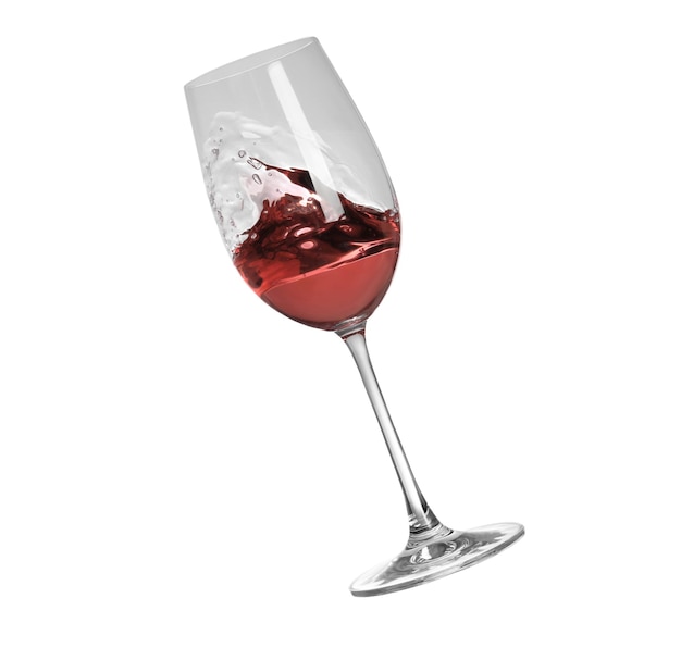 Bicchiere con gustoso vino rosato scuro isolato su bianco