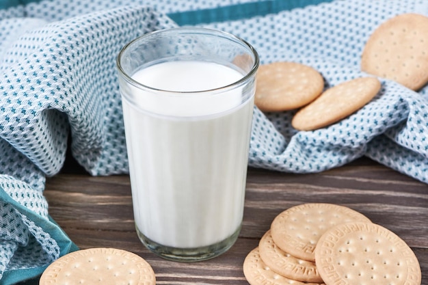 Bicchiere con latte e biscotti