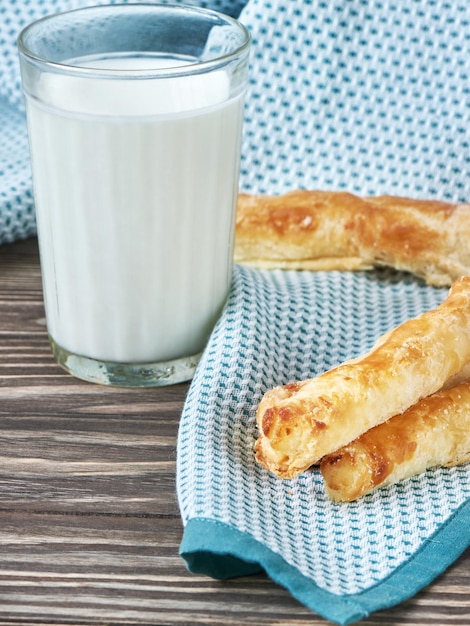 Bicchiere con latte e biscotti