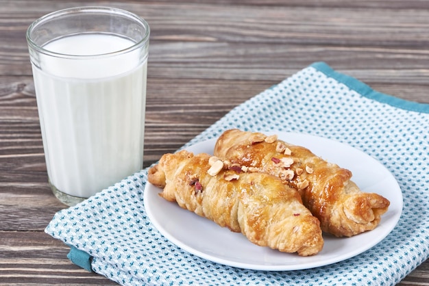 Bicchiere con latte e croissant