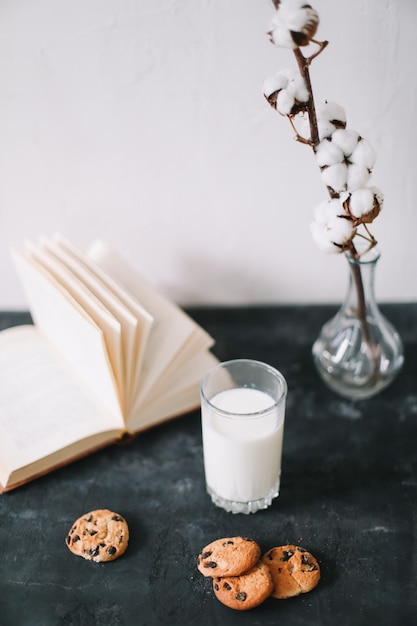 bicchiere con latte fresco e fiocchi d'avena al cioccolato per colazione for