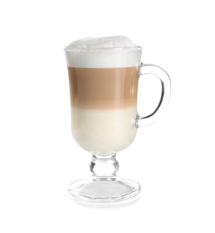 Foto bicchiere con latte macchiato su sfondo bianco