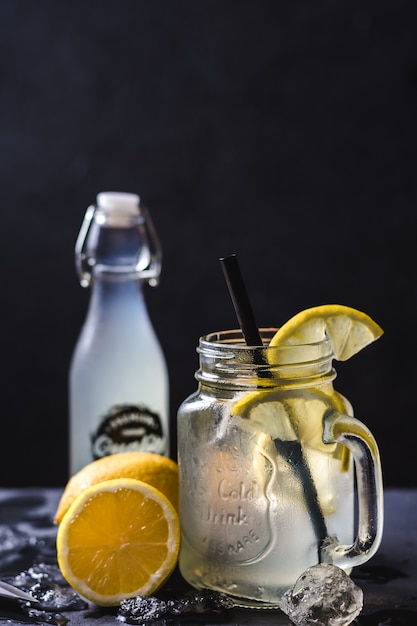 Bicchiere con limonata fresca e fette di limone