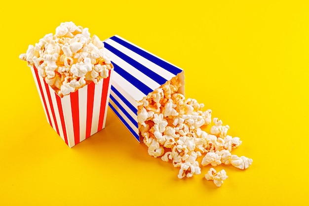 Bicchiere con popcorn su sfondo giallo