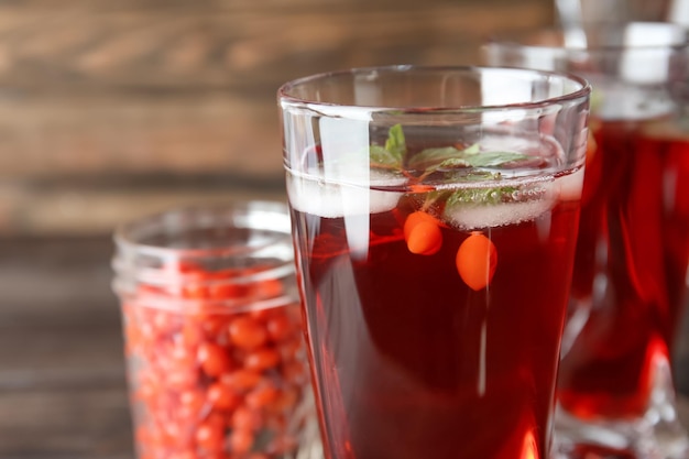 Bicchiere con sano succo di goji sul tavolo