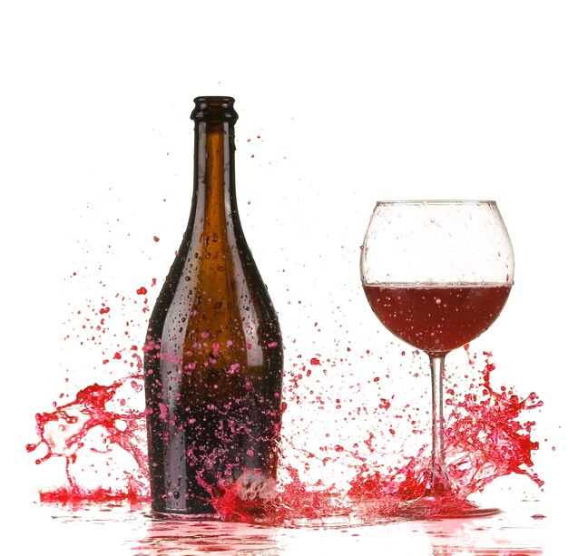 Bicchiere con spruzzata di vino rosso