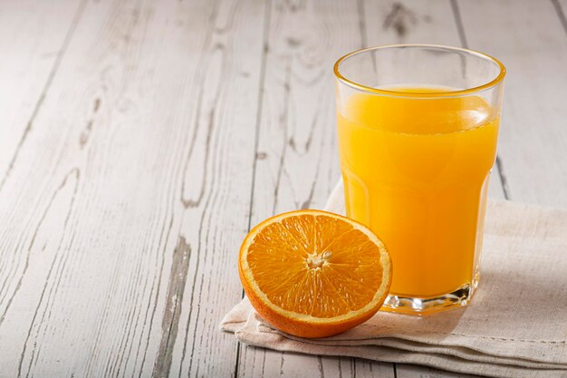 Bicchiere con succo d'arancia sul tavolo.