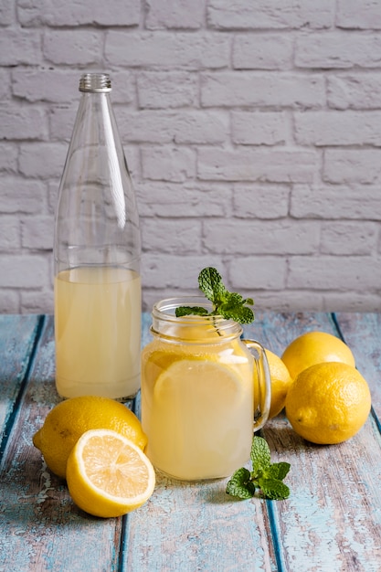 Bicchiere con succo di limone naturale