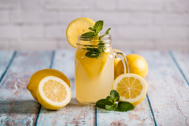 Bicchiere con succo di limone naturale