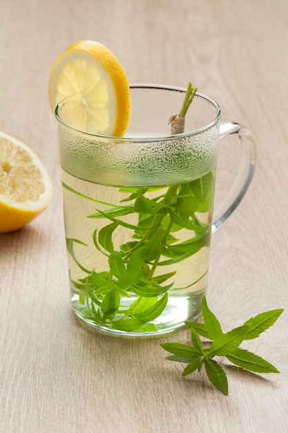 Bicchiere con tè alla verbena al limone