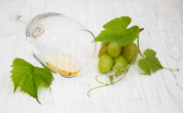 Bicchiere con vino e uva bianca