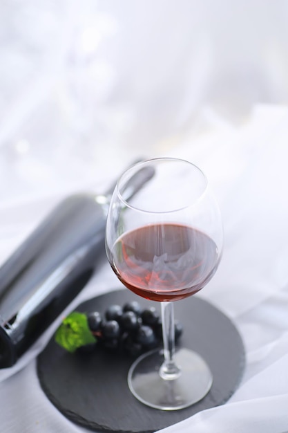 Bicchiere con vino rosso d'uva semisecco. Fondo di concetto di San Valentino. Regalo per le vacanze. Spumante dolce.