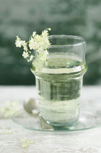 Bicchiere d'acqua aromatizzato allo sciroppo di fiori di sambuco
