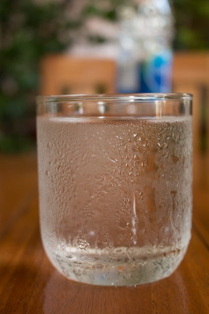 Bicchiere d&#39;acqua, bere acqua o acqua pulita Bere su tavola di legno.