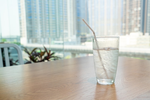 bicchiere d'acqua con ghiaccio sul tavolo