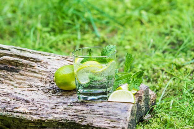 Bicchiere d'acqua con menta e lime