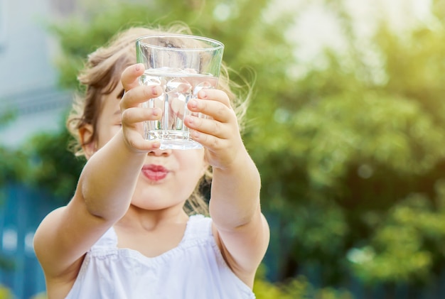 bicchiere d&#39;acqua da bambino. messa a fuoco selettiva.