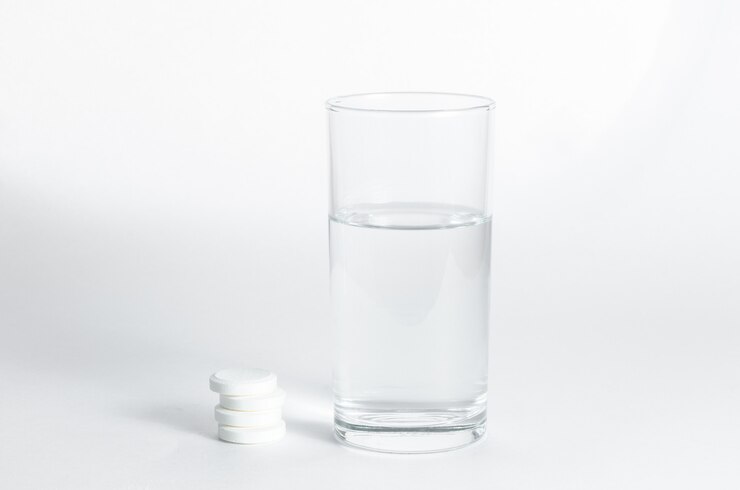 Bicchiere d'acqua e compresse effervescenti solubili