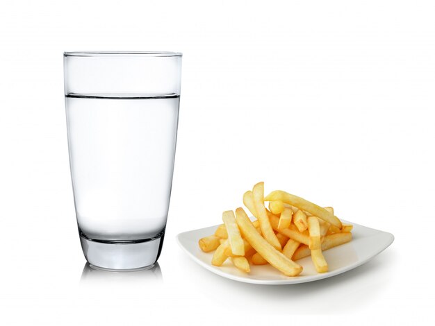 Bicchiere d'acqua e patate fritte isolate su spazio bianco