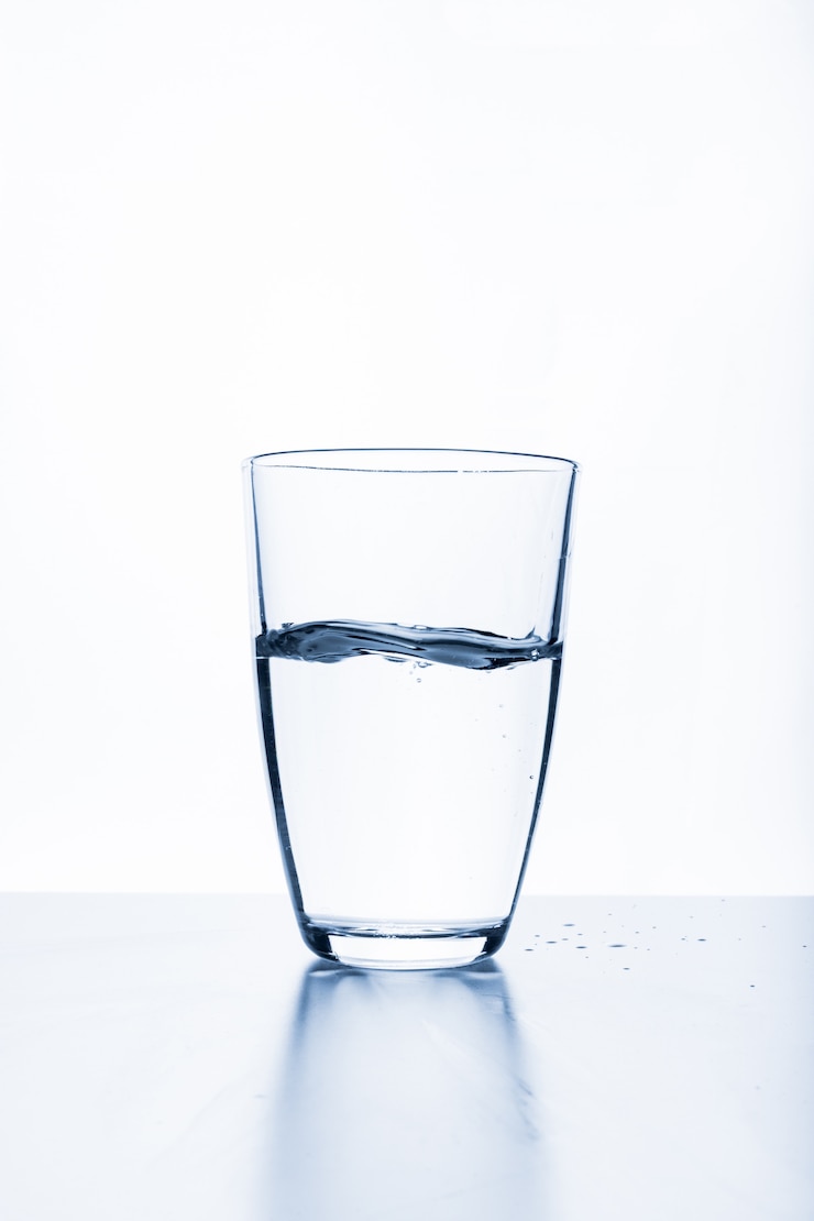 Foto bicchiere d&#39;acqua isolato su bianco
