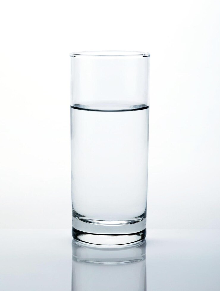 Bicchiere d'acqua isolato su fondo bianco