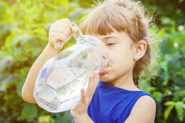 Bicchiere d&#39;acqua per bambini. messa a fuoco selettiva. natura.