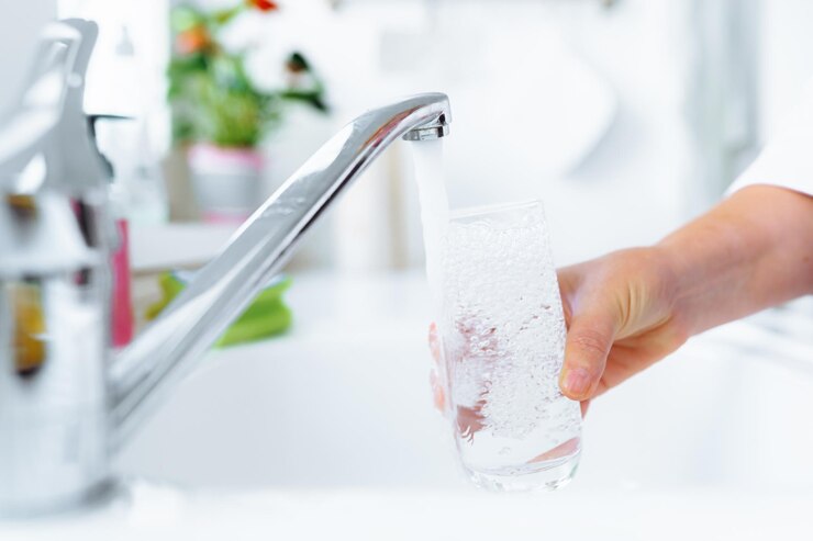 Bicchiere d'acqua pulita al mattino