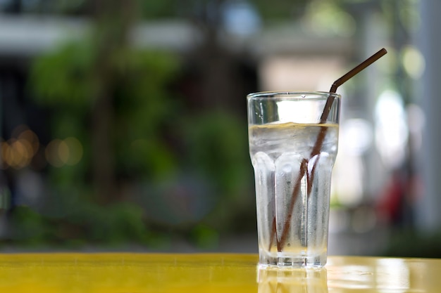 Bicchiere d'acqua su un tavolo